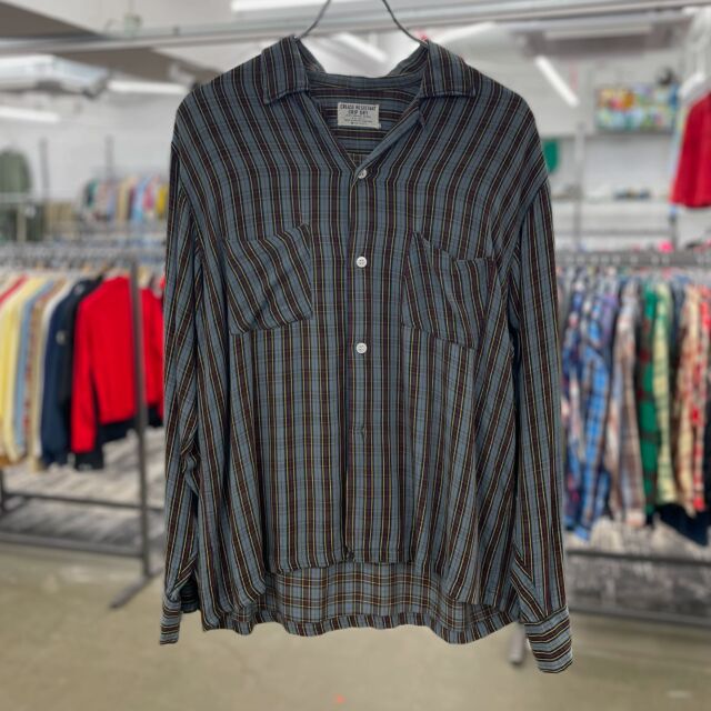 ⁡
⁡
60s Crease Resistant rayon shirt 

サイズ...M (15 , 15-1/2)

60年代Crease Resistant のレーヨンシャツです。
このチェックでレーヨンのテロテロ
かなりGoodなり〜！😎

サイズがほんとにいいですね！
15〜15ハーフなのでちょうど日本人サイズ！
ガバッと大きく着るよりかは
最近はジャスト目で着る方が多いです！

綺麗にウールの噛んだスラックスなどと
合わせて王道スタイルで
バチキメで秋の風を感じてもいいかと😚

開襟、ボックス、ダブルポケット
やっぱり気が利いてますぜ〜

レーヨンシャツならこの3点は揃って欲しいですよね🥰

BASEには一部商品掲載しておりますので
下記リンクよりご覧下さい。
https://store.vk-oregon.com

#vk_oregon
#ヴィンテージカイトリオレゴン
#委託手数料５パーセント
#vintage
#vintageclothing
#vintageclothes
#ヴィンテージ
#ヴィンテージ古着
#ヴィンテージ古着屋
#古着屋
#高円寺
#高円寺古着屋
#高円寺古着
#委託販売
#買取販売
#委託
#買取