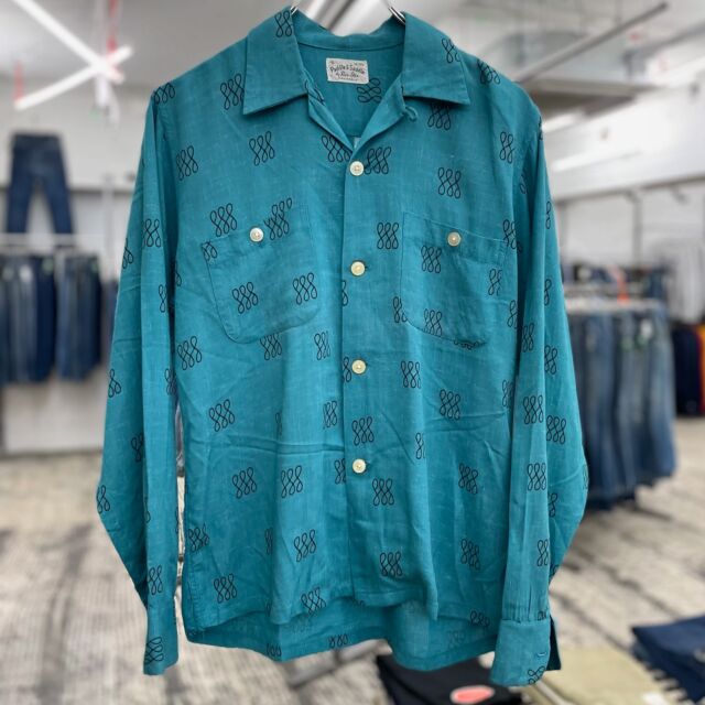 ⁡
⁡
50s Paddle & Saddle rayon shirt 

サイズ...S

50年代のパドルアンドサドルの
レーヨンシャツになります。

ベースの色はかなり深みのある
ティファニーブルー！
そしてアトミック柄とかっこいいが
詰め込まれちゃってます！

袋襟、開襟、ボックスシルエット！
そしてダブルポケットと欲しいディテール
揃っており50年代をビシバシと肌で感じます。

表記サイズはSですが、MよりのSかと
ジャスト目で着てスラックスと合わせる
50sスタイルの王道！
これは間違いなしですね、😎

BASEには一部商品掲載しておりますので
下記リンクよりご覧下さい。
https://store.vk-oregon.com

#vk_oregon
#ヴィンテージカイトリオレゴン
#委託手数料５パーセント
#vintage
#vintageclothing
#vintageclothes
#ヴィンテージ
#ヴィンテージ古着
#ヴィンテージ古着屋
#古着屋
#高円寺
#高円寺古着屋
#高円寺古着
#委託販売
#買取販売
#委託
#買取