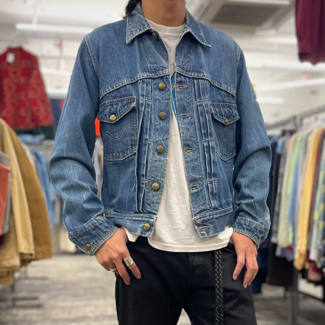 ⁡
⁡
50s Big Smith 2nd type denim jacket 

サイズ...40程

50-60年代のビックスミス
セカンドタイプのデニムジャケットです。

使いやすさ間違いなしです‼️
ご覧ください‼️
この着丈の長さ、

さらに2ndタイプという贅沢な作りです。
ちゃんとボックスのステッチもあり、
ステッチはオールイエローとかなり
漢心くすぐる作りです。

サイズ感も大きめでガバッと羽織れ
丈も長めなのでインナーの長さを気にせずに
ファッションを楽しみましょ😊

BASEには一部商品掲載しておりますので
下記リンクよりご覧下さい。
https://store.vk-oregon.com

#vk_oregon
#ヴィンテージカイトリオレゴン
#委託手数料５パーセント
#vintage
#vintageclothing
#vintageclothes
#ヴィンテージ
#ヴィンテージ古着
#ヴィンテージ古着屋
#古着屋
#高円寺
#高円寺古着屋
#高円寺古着
#委託販売
#買取販売
#委託
#買取