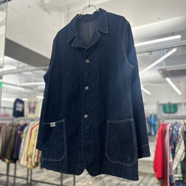 ⁡
⁡
40S HERCULES DENIM COVER ALL WW2

サイズ…40~42位

ハンマータグの付く
大戦カバーオールになります。

ボタンは月桂樹ボタン。

コンディションはもう言うことなしかと。

1.2ウォッシュ位の状態です。

177cmの人でこのくらいのサイズ感です。

この辺は、探してあるものでもないですし
見る回数かなり低い物ですね。

雰囲気系のカバーオール、もちろん良いですが
真紺のカバーオール、綺麗に着れますね。

この濃いインディゴの放つ雰囲気。
たまらない、、、
白ステッチとインディゴのバランスが
美しいですね。

自分の目で見て、体で感じて
頂きたい1着です。

お探しの方は是非。

※当店通販は対応しておりませんのでご了承下さい。

BASEには一部商品掲載しておりますので
下記リンクよりご覧下さい。
https://store.vk-oregon.com

#vk_oregon
#ヴィンテージカイトリオレゴン
#委託手数料5パーセント
#vintage
#vintageclothing
#vintageclothes
#ヴィンテージ
#ヴィンテージ古着
#ヴィンテージ古着屋
#古着屋
#高円寺
#高円寺古着屋
#高円寺古着
#委託販売
#買取販売
#委託
#買取