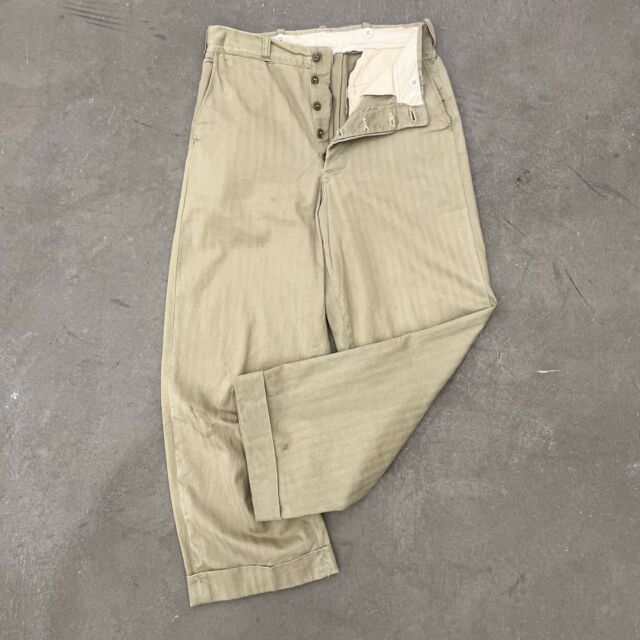 ⁡
⁡
50s Lee chino pants HBT

ウエスト...29
レングス...27

50年代のLee のヘンリンボーンチノになります。

気の利きすぎた良いパンツですね！
ミリタリーもいいですが、Leeで
このディテール最高かと、、😀

ワタリもアーミーチノのように太く
土管のようなシルエットです。

タグは転がりe、ボタンは尿素で
ボタンフライ仕様✌️
コインポケットもあります

個人的にもかなり良い古着だなと
惚れ惚れする一本ですな🥰

ちょっと古めの綺麗な白シャツにハンチングと
大人なコーデがかっこいいかと、

心なしか季節的にも色合いもマッチしてる
ように感じますね😚

BASEには一部商品掲載しておりますので
下記リンクよりご覧下さい。
https://store.vk-oregon.com

#vk_oregon
#ヴィンテージカイトリオレゴン
#委託手数料５パーセント
#vintage
#vintageclothing
#vintageclothes
#ヴィンテージ
#ヴィンテージ古着
#ヴィンテージ古着屋
#古着屋
#高円寺
#高円寺古着屋
#高円寺古着
#委託販売
#買取販売
#委託
#買取